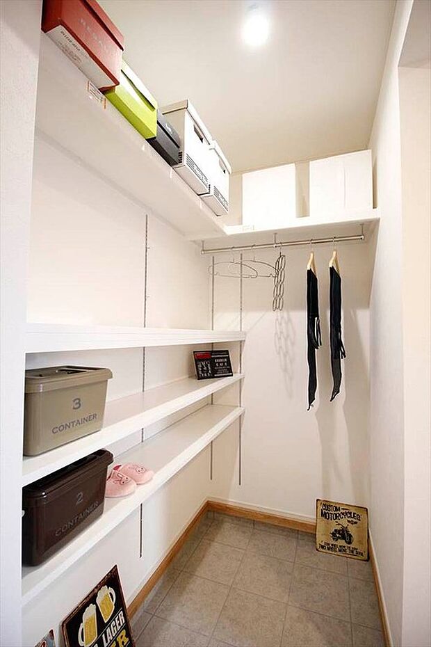 【施工例写真 土間収納】土間収納には枕棚と可動棚が標準でついております。