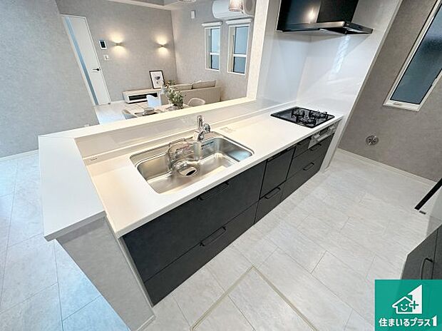 リビングと統一感があり、使い勝手のいいキッチン。広々としているので、二人並んで作業が出来ちゃいます。お子様と一緒に色々なお料理に挑戦できるスペースがあります。