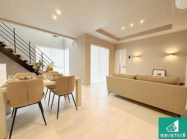 シンプルなリビングは、観葉植物等のインテリアを楽しめますね！パパ好みにも、ママ好みにも家具次第で雰囲気を変えることができます！