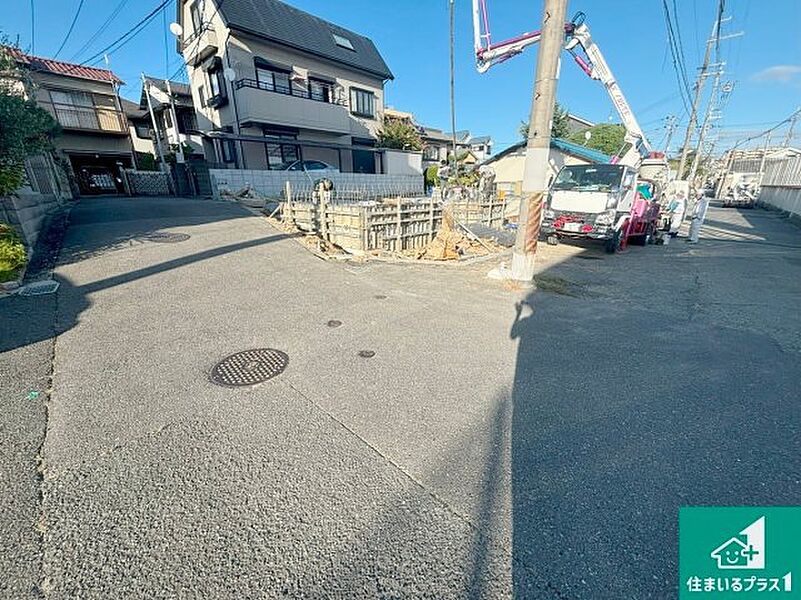 周辺は落ち着いた街並みの住宅地！子育てがしやすい住環境です！まだ未完成ですが、現地でしかわからない事もございます。是非一度ご覧ください。