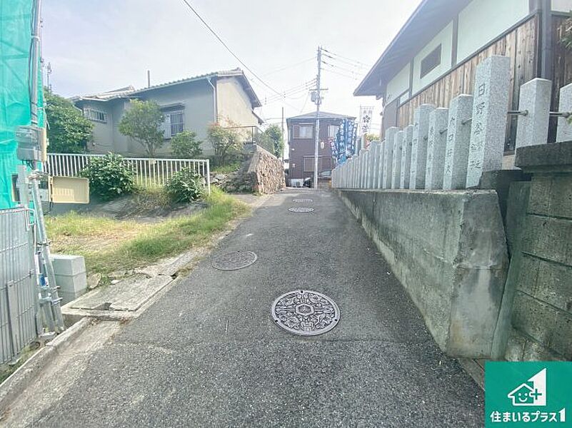 周辺は落ち着いた街並みの住宅地！子育てがしやすい住環境です！まだ未完成ですが、現地でしかわからない事もございます。是非一度ご覧ください。