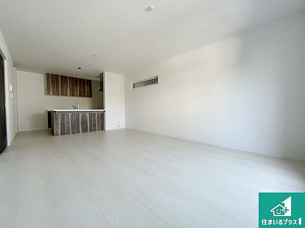 日当たり良好の明るいリビングで朝の目覚めもスッキリできそう！対面キッチンでご家族のコミュニケーションも自然と増える設計！小さなお子様が遊ぶスペースを作っても広々とくつろげるLDK！