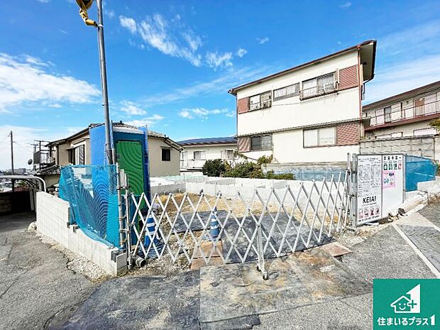 周辺は落ち着いた街並みの住宅地！子育てがしやすい住環境です！まだ未完成ですが、現地でしかわからない事もございます。是非一度ご覧ください。