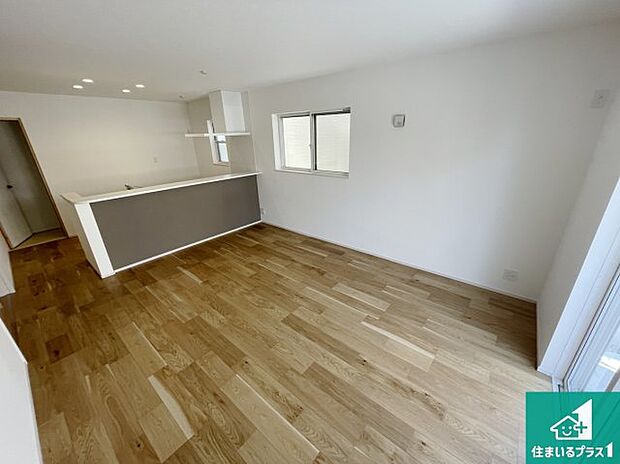 シンプルなリビングは、観葉植物等のインテリアを楽しめますね！パパ好みにも、ママ好みにも家具次第で雰囲気を変えることができます！