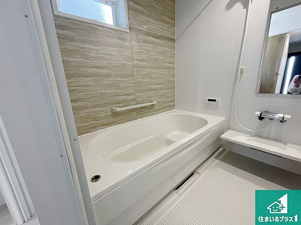 足をゆったり伸ばして寛げる浴槽です。窓が設けられていますので差し込む光が明るく穏やかな雰囲気にしてくれます♪浴室乾燥機も設置しているので、雨の日の洗濯物も安心です♪