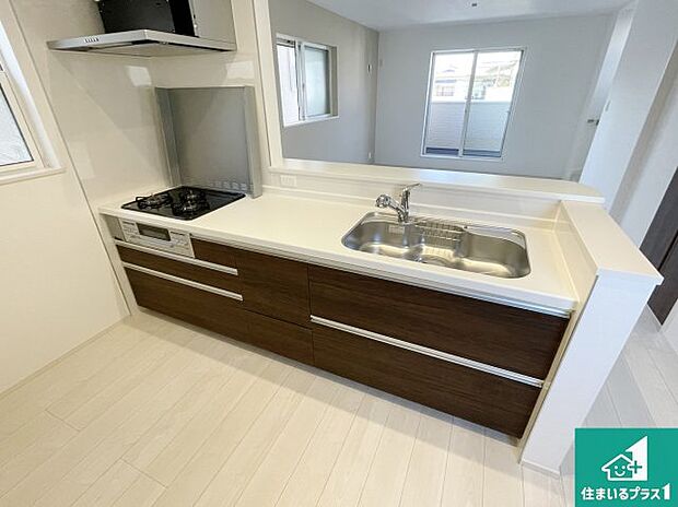 リビングと統一感があり、使い勝手のいいキッチン。広々としているので、二人並んで作業が出来ちゃいます。お子様と一緒に色々なお料理に挑戦できるスペースがあります。