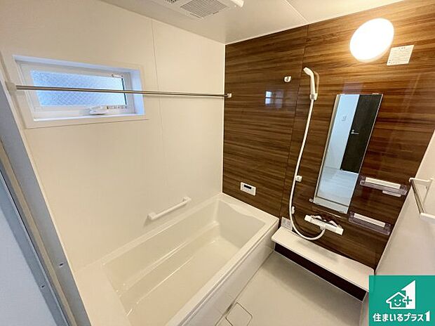 足をゆったり伸ばして寛げる浴槽です。窓が設けられていますので差し込む光が明るく穏やかな雰囲気にしてくれます♪浴室乾燥機も設置しているので、雨の日の洗濯物も安心です♪