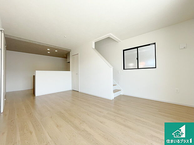 シンプルなリビングは、観葉植物等のインテリアを楽しめますね！パパ好みにも、ママ好みにも家具次第で雰囲気を変えることができます！