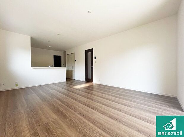 シンプルなリビングは、観葉植物等のインテリアを楽しめますね！パパ好みにも、ママ好みにも家具次第で雰囲気を変えることができます！