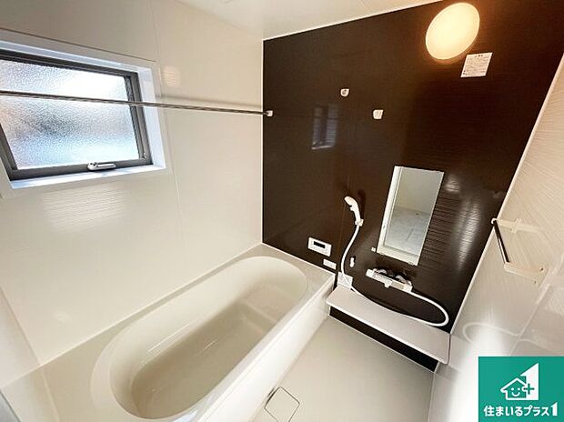 足をゆったり伸ばして寛げる浴槽です。窓が設けられていますので差し込む光が明るく穏やかな雰囲気にしてくれます♪浴室乾燥機も設置しているので、雨の日の洗濯物も安心です♪