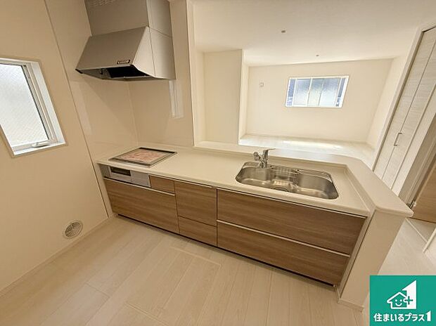 シンプルなリビングは、観葉植物等のインテリアを楽しめますね！パパ好みにも、ママ好みにも家具次第で雰囲気を変えることができます！