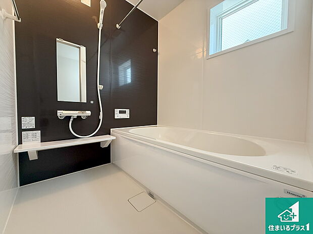 足をゆったり伸ばして寛げる浴槽です。窓が設けられていますので差し込む光が明るく穏やかな雰囲気にしてくれます♪浴室乾燥機も設置しているので、雨の日の洗濯物も安心です♪