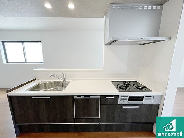 リビングと統一感があり、使い勝手のいいキッチン。広々としているので、二人並んで作業が出来ちゃいます。お子様と一緒に色々なお料理に挑戦できるスペースがあります。