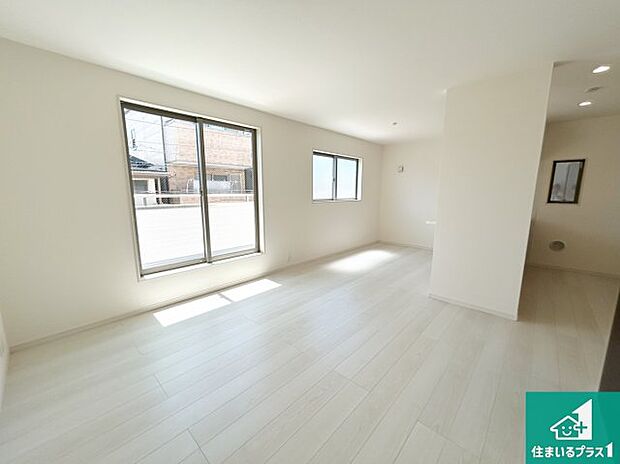 シンプルなリビングは、観葉植物等のインテリアを楽しめますね！パパ好みにも、ママ好みにも家具次第で雰囲気を変えることができます！