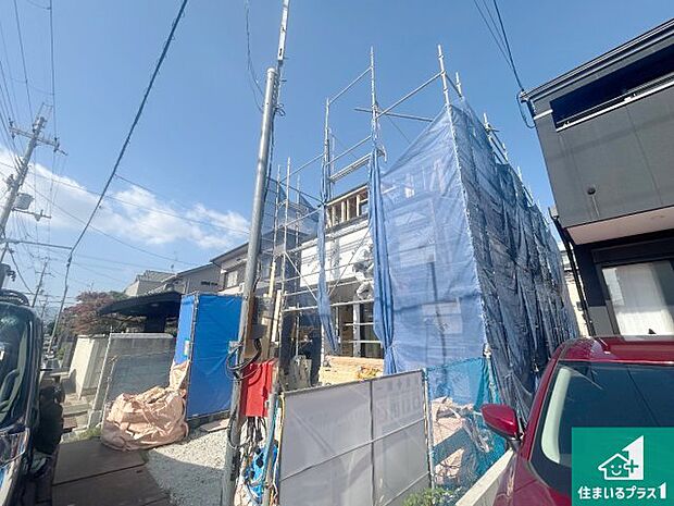 周辺は落ち着いた街並みの住宅地！子育てがしやすい住環境です！まだ未完成ですが、現地でしかわからない事もございます。是非一度ご覧ください。