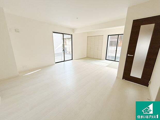 シンプルなリビングは、観葉植物等のインテリアを楽しめますね！パパ好みにも、ママ好みにも家具次第で雰囲気を変えることができます！