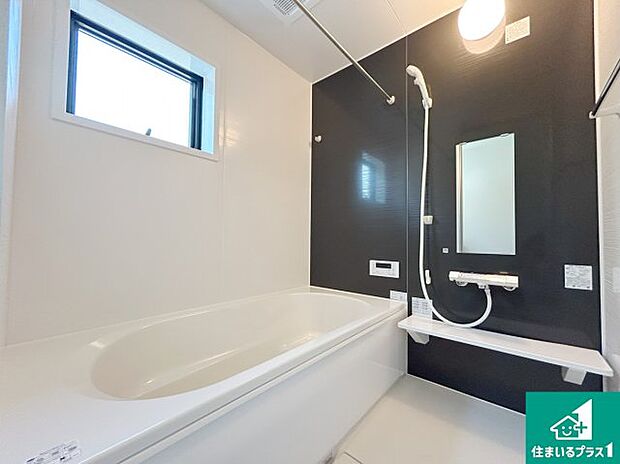 足をゆったり伸ばして寛げる浴槽です。窓が設けられていますので差し込む光が明るく穏やかな雰囲気にしてくれます♪浴室乾燥機も設置しているので、雨の日の洗濯物も安心です♪