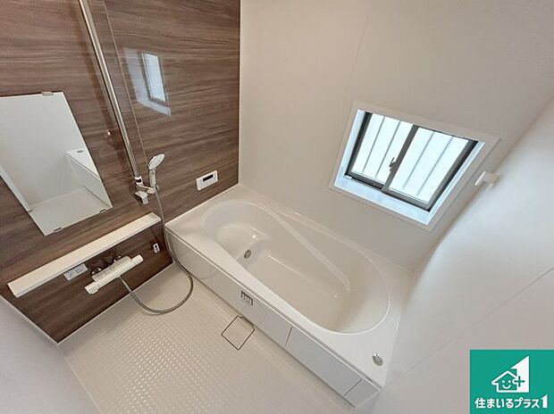 足をゆったり伸ばして寛げる浴槽です。窓が設けられていますので差し込む光が明るく穏やかな雰囲気にしてくれます♪浴室乾燥機も設置しているので、雨の日の洗濯物も安心です♪