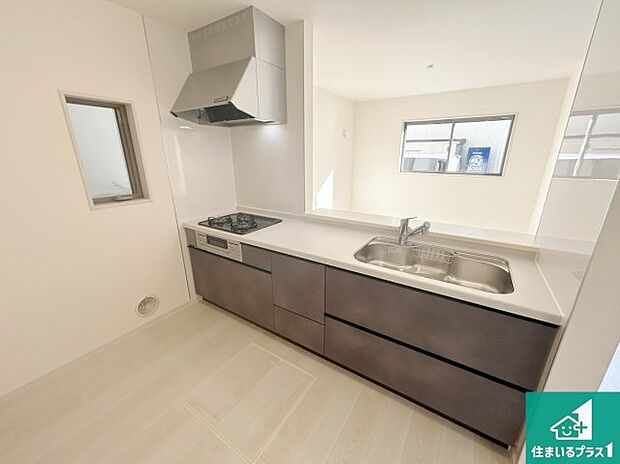 リビングと統一感があり、使い勝手のいいキッチン。広々としているので、二人並んで作業が出来ちゃいます。お子様と一緒に色々なお料理に挑戦できるスペースがあります。