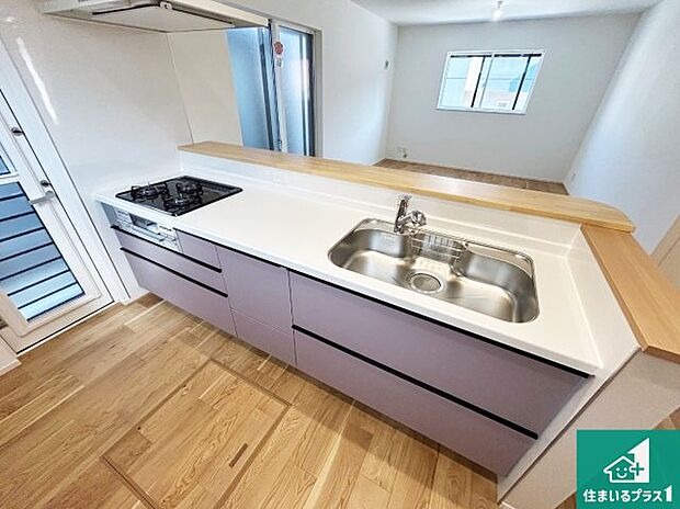 リビングと統一感があり、使い勝手のいいキッチン。広々としているので、二人並んで作業が出来ちゃいます。お子様と一緒に色々なお料理に挑戦できるスペースがあります。