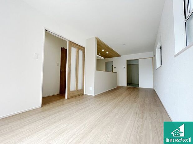 日当たり良好の明るいリビングで朝の目覚めもスッキリできそう!対面キッチンでご家族のコミュニケーションも自然と増える設計!小さなお子様が遊ぶスペースを作っても広々とくつろげるLDK!