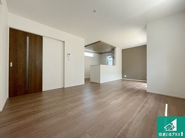 日当たり良好の明るいリビングで朝の目覚めもスッキリできそう！対面キッチンでご家族のコミュニケーションも自然と増える設計！小さなお子様が遊ぶスペースを作っても広々とくつろげるLDK！