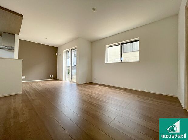 明るいリビングで朝の目覚めもスッキリできそう！対面キッチンでご家族のコミュニケーションも自然と増える設計！小さなお子様が遊ぶスペースを作っても広々とくつろげるLDK！