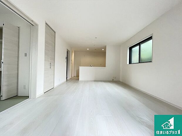 シンプルなリビングは、観葉植物等のインテリアを楽しめますね！パパ好みにも、ママ好みにも家具次第で雰囲気を変えることができます！