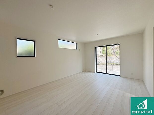 シンプルなリビングは、観葉植物等のインテリアを楽しめますね!パパ好みにも、ママ好みにも家具次第で雰囲気を変えることができます!