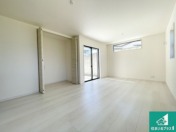 シンプルなリビングは、観葉植物等のインテリアを楽しめますね！パパ好みにも、ママ好みにも家具次第で雰囲気を変えることができます！