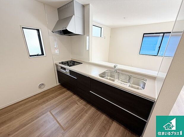 リビングと統一感があり、使い勝手のいいキッチン。広々としているので、二人並んで作業が出来ちゃいます。お子様と一緒に色々なお料理に挑戦できるスペースがあります。