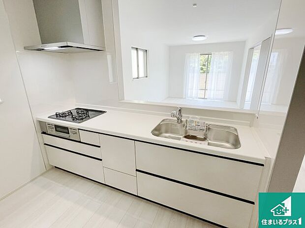 リビングと統一感があり、使い勝手のいいキッチン。広々としているので、二人並んで作業が出来ちゃいます。お子様と一緒に色々なお料理に挑戦できるスペースがあります。