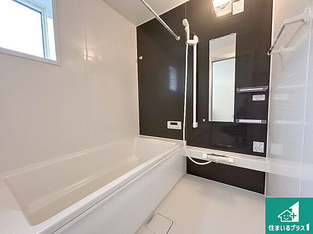 足をゆったり伸ばして寛げる浴槽です。窓が設けられていますので差し込む光が明るく穏やかな雰囲気にしてくれます♪浴室乾燥機も設置しているので、雨の日の洗濯物も安心です♪