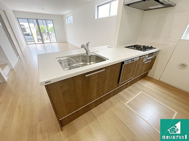 リビングと統一感があり、使い勝手のいいキッチン。広々としているので、二人並んで作業が出来ちゃいます。お子様と一緒に色々なお料理に挑戦できるスペースがあります。