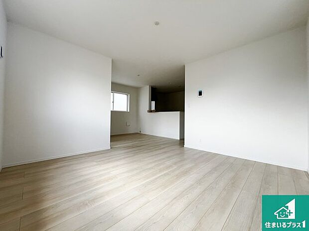 明るいリビングで朝の目覚めもスッキリできそう!対面キッチンでご家族のコミュニケーションも自然と増える設計!小さなお子様が遊ぶスペースを作っても広々とくつろげるLDK!