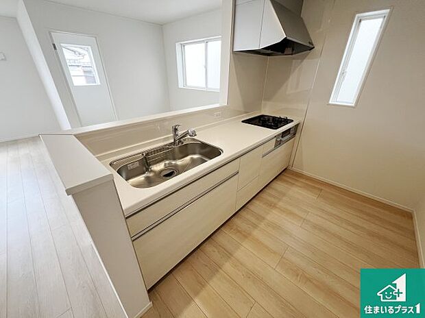 リビングと統一感があり、使い勝手のいいキッチン。広々としているので、二人並んで作業が出来ちゃいます。お子様と一緒に色々なお料理に挑戦できるスペースがあります。