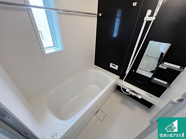 足をゆったり伸ばして寛げる浴槽です。窓が設けられていますので差し込む光が明るく穏やかな雰囲気にしてくれます♪浴室乾燥機も設置しているので、雨の日の洗濯物も安心です♪