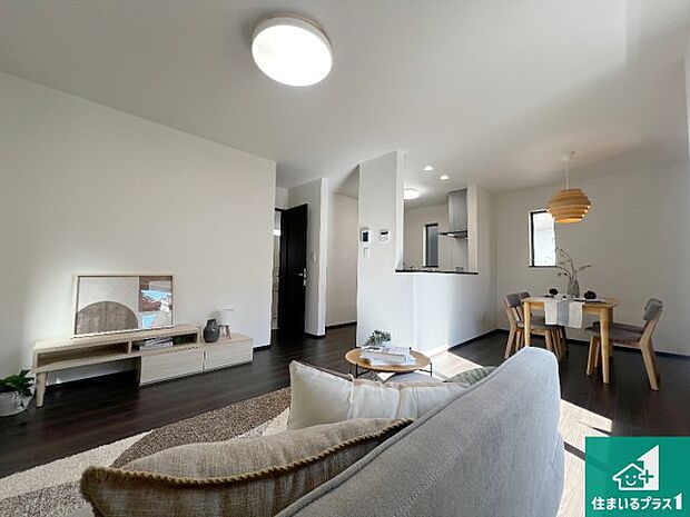 日当たり良好の明るいリビングで朝の目覚めもスッキリできそう！対面キッチンでご家族のコミュニケーションも自然と増える設計！小さなお子様が遊ぶスペースを作っても広々とくつろげるLDK！