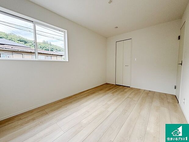 明るいリビングで朝の目覚めもスッキリできそう!対面キッチンでご家族のコミュニケーションも自然と増える設計!小さなお子様が遊ぶスペースを作っても広々とくつろげるLDK!