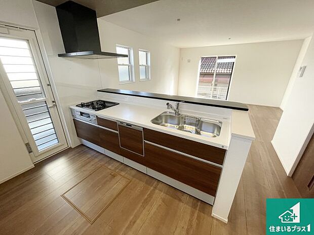 子供を見守りながらお料理が出来るため家族のコミュニケーションか増えます♪スペースが広く確保されている為お子様が大きくなったときは一緒に料理を楽しめます♪