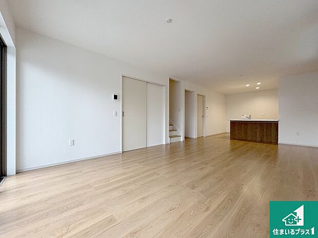 日当たり良好の明るいリビングで朝の目覚めもスッキリできそう！対面キッチンでご家族のコミュニケーションも自然と増える設計！小さなお子様が遊ぶスペースを作っても広々とくつろげるLDK！