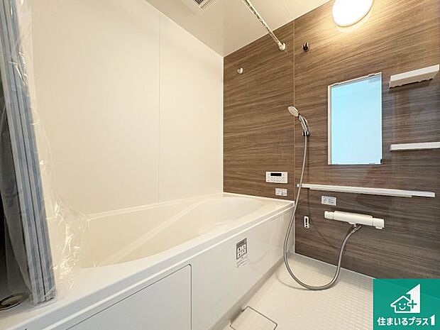 足をゆったり伸ばして寛げる浴槽です。窓が設けられていますので差し込む光が明るく穏やかな雰囲気にしてくれます♪浴室乾燥機も設置しているので、雨の日の洗濯物も安心です♪