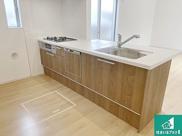 リビングと統一感があり、使い勝手のいいキッチン。広々としているので、二人並んで作業が出来ちゃいます。お子様と一緒に色々なお料理に挑戦できるスペースがあります。