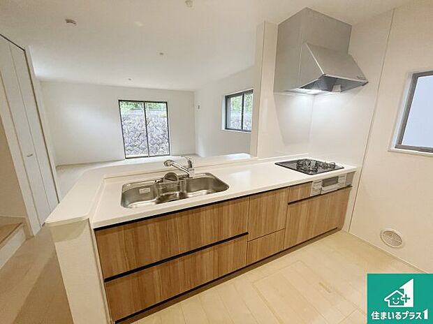 リビングと統一感があり、使い勝手のいいキッチン。広々としているので、二人並んで作業が出来ちゃいます。お子様と一緒に色々なお料理に挑戦できるスペースがあります。