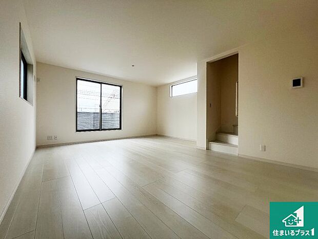 シンプルなリビングは、観葉植物等のインテリアを楽しめますね！パパ好みにも、ママ好みにも家具次第で雰囲気を変えることができます！