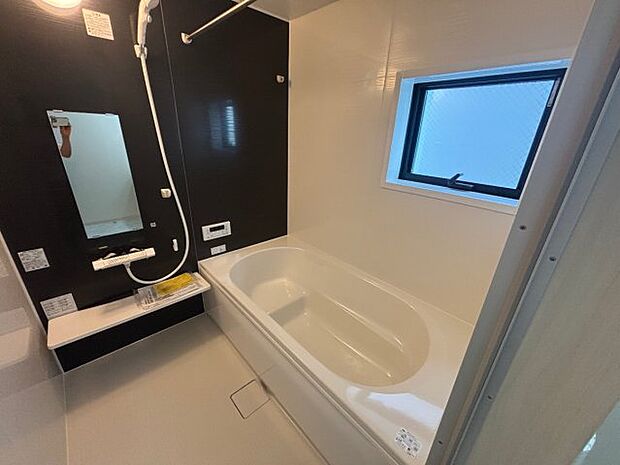 足をゆったり伸ばして寛げる浴槽です。窓が設けられていますので差し込む光が明るく穏やかな雰囲気にしてくれます♪浴室乾燥機も設置しているので、雨の日の洗濯物も安心です♪
