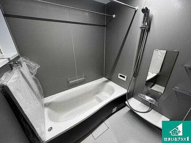 足をゆったり伸ばして寛げる浴槽です。窓が設けられていますので差し込む光が明るく穏やかな雰囲気にしてくれます♪浴室乾燥機も設置しているので、雨の日の洗濯物も安心です♪