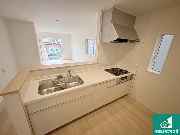 リビングと統一感があり、使い勝手のいいキッチン。広々としているので、二人並んで作業が出来ちゃいます。お子様と一緒に色々なお料理に挑戦できるスペースがあります。