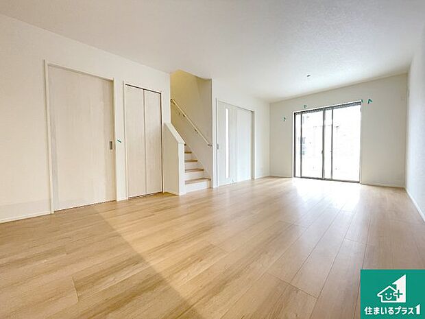 シンプルなリビングは、観葉植物等のインテリアを楽しめますね！パパ好みにも、ママ好みにも家具次第で雰囲気を変えることができます！