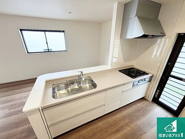 リビングと統一感があり、使い勝手のいいキッチン。広々としているので、二人並んで作業が出来ちゃいます。お子様と一緒に色々なお料理に挑戦できるスペースがあります。